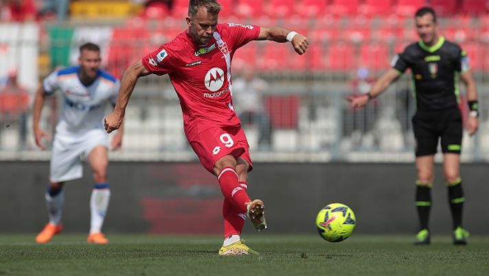 MONZA, ITALY - MAY 28: Christian Gytkjaer of AC Monza misses a penalty during the Serie A match between AC Monza and US Lecce at Stadio Brianteo on May 28, 2023 in Monza, Italy. (Photo by Emilio Andreoli/Getty Images) IPSE DIXIT – Palladino: “Gytkjaer? Aspetto il suo gol”, Allegri: “Consolidiamo la classifica”- immagine 2