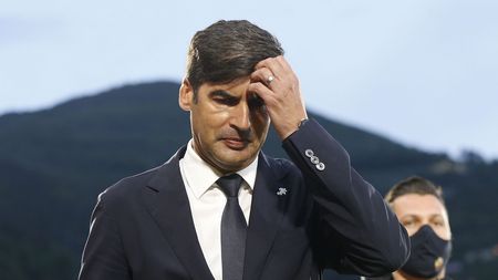 LA SPEZIA, ITALY - MAY 23: Paulo Fonseca manager of AS Roma gestures during the Serie A match between Spezia Calcio and AS Roma at Stadio Alberto Picco on May 23, 2021 in La Spezia, Italy. (Photo by Gabriele Maltinti/Getty Images)