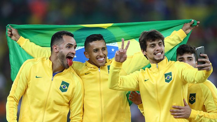 Rodrigo Caio, difensore che piace al Milan, festeggia l'oro olimpico del Brasile (GETTY Images) Rodrigo Caio, difensore che piace al Milan, festeggia l'oro olimpico del Brasile