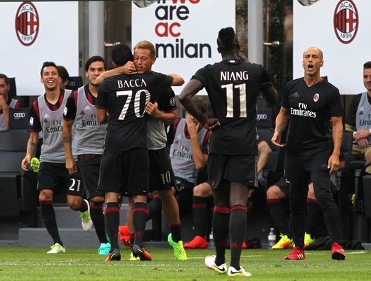 MILAN, ITALY - AUGUST 21: Carlos Bacca (L) of AC Milan celebrates with his team-mate Keisuke Honda (2nd L) after scoring the opening goal during the Serie A match between AC Milan and FC Torino at Stadio Giuseppe Meazza on August 21, 2016 in Milan, Italy. (Photo by Marco Luzzani/Getty Images) MILAN, ITALY - AUGUST 21: Carlos Bacca (L) of AC Milan celebrates with his team-mate Keisuke Honda (2nd L) after scoring the opening goal during the Serie A match between AC Milan and FC Torino at Stadio Giuseppe Meazza on August 21, 2016 in Milan, Italy. (Photo by Marco Luzzani/Getty Images)