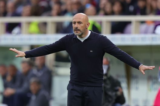 FLORENCE, ITALY - APRIL 30: Head coach Vincenzo Italiano manager of ACF Fiorentina gestures during the Serie A match between ACF Fiorentina and UC Sampdoria at Stadio Artemio Franchi on April 30, 2023 in Florence, Italy. (Photo by Gabriele Maltinti/Getty Images) Iachini: “Con Italiano ricordi bellissimi. Sapevo che sarebbe diventato un top”- immagine 2