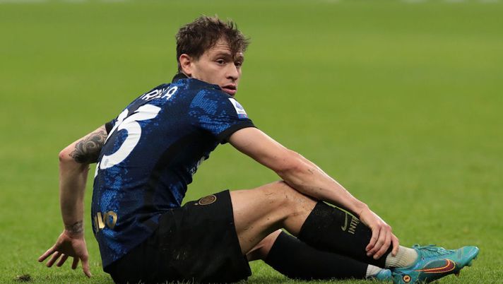 Nicolò Barella seduto in mezzo al campo