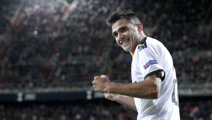 VALENCIA, SPAIN - NOVEMBER 05: Maximiliano Gomez of Valencia celebrates his team's second goal which was an own goal by Adama Soumaoro of Lille OSC during the UEFA Champions League group H match between Valencia CF and Lille OSC at Estadio Mestalla on November 05, 2019 in Valencia, Spain. (Photo by Gonzalo Arroyo Moreno/Getty Images) Sorpresa Fiorentina: i viola contendono Maxi Gomez alla Juventus? - immagine 1
