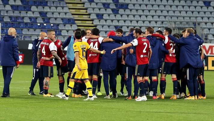 CAGLIARI, ITALY - APRIL 17:  The players of Cagliari celebrate victory during the Serie A match between Cagliari Calcio and Parma Calcio at Sardegna Arena on April 17, 2021 in Cagliari, Italy. (Photo by Enrico Locci/Getty Images) 