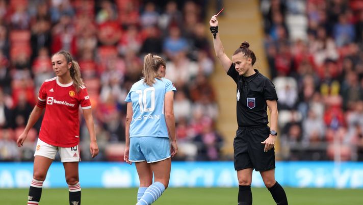 LEIGH, ENGLAND - OCTOBER 09: Georgia Stanway of Manchester City is shown a red card by Match Referee, Rebecca Welch following a tackle on Leah Galton of Manchester United (not pictured) during the Barclays FA Women's Super League match between Manchester United Women and Manchester City Women at Leigh Sports Village on October 09, 2021 in Leigh, England. (Photo by Naomi Baker/Getty Images) Espulsa nel derby contro lo United: messaggi offensivi sui social contro Georgia Stanway - immagine 1