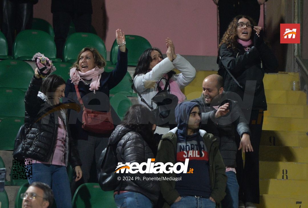 FOTOTIFO Palermo-Como 3-0, gli scatti ai tifosi al “Renzo Barbera” (GALLERY) - immagine 105