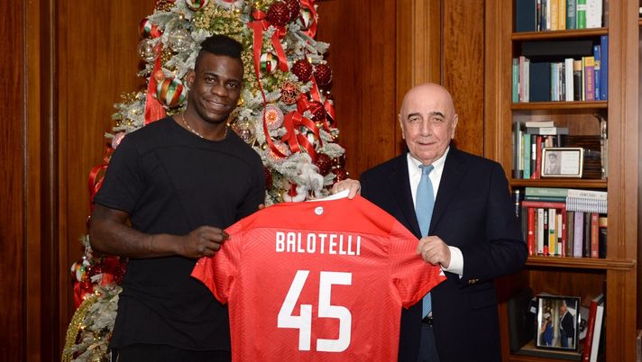 Balotelli nuovo giocatore del Monza. Foto con Galliani (credits: twitter Monza) | Calciomercato News 