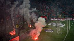 Lodz, derby interrotto per 5 minuti: troppo fumo sul campo di gioco