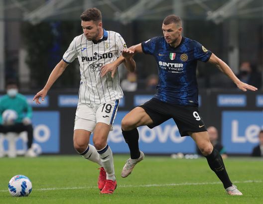 MILAN, ITALY - SEPTEMBER 25: Edin Dzeko of FC Internazionale is challenged by Berat Djimsiti of Atalanta BC during the Serie A match between FC Internazionale and Atalanta BC at Stadio Giuseppe Meazza on September 25, 2021 in Milan, Italy. (Photo by Emilio Andreoli - Inter/Inter via Getty Images) MILAN, ITALY - SEPTEMBER 25: Edin Dzeko of FC Internazionale is challenged by Berat Djimsiti of Atalanta BC during the Serie A match between FC Internazionale and Atalanta BC at Stadio Giuseppe Meazza on September 25, 2021 in Milan, Italy. (Photo by Emilio Andreoli - Inter/Inter via Getty Images)