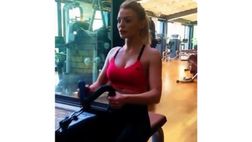 VIDEO / Wanda sexy in palestra? Lady Santon non è da meno