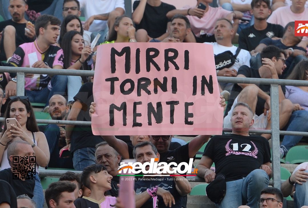 Fototifo, facce da Serie B. I tifosi allo stadio per Palermo-Padova 1-0 - immagine 29