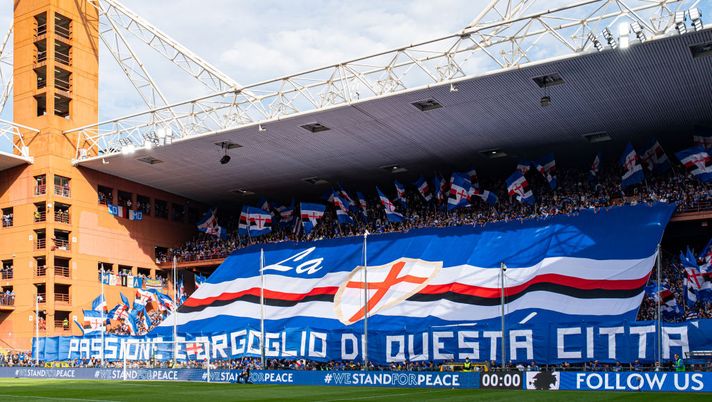 GENOA, ITALY - APRIL 30: Fans of Sampdoria put on a choreography prior to kick-off in the Serie A match between UC Sampdoria and Genoa CFC at Stadio Luigi Ferraris on April 30, 2022 in Genoa, Italy. (Photo by Getty Images) Abbonamenti Samp, obiettivo 15mila tessere: posto cedibile e rimborsi… - immagine 1