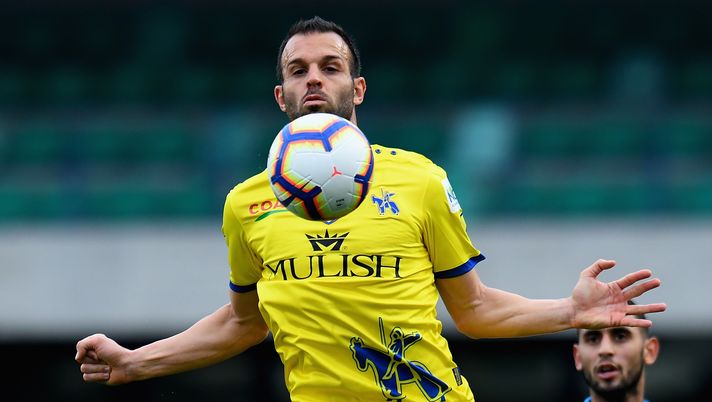 VERONA, ITALY - APRIL 14: Riccardo Meggiorini of Chievo Verona stop the ball during the Serie A match between Chievo Verona and SSC Napoli at Stadio Marc'Antonio Bentegodi on April 14, 2019 in Verona, Italy.  (Photo by Alessandro Sabattini/Getty Images)  VERONA, ITALY - APRIL 14: Riccardo Meggiorini of Chievo Verona stop the ball during the Serie A match between Chievo Verona and SSC Napoli at Stadio Marc'Antonio Bentegodi on April 14, 2019 in Verona, Italy.  (Photo by Alessandro Sabattini/Getty Images)