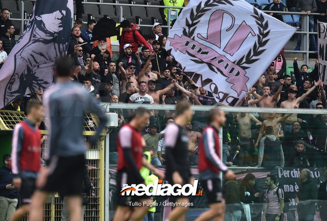  PALERMO, ITALY - MARCH 28: Fans of Palermo show theis support during a training session at Stadio Renzo Barbera on March 28, 2019 in Palermo, Italy. (Photo by Tullio M. Puglia/Getty Images) 