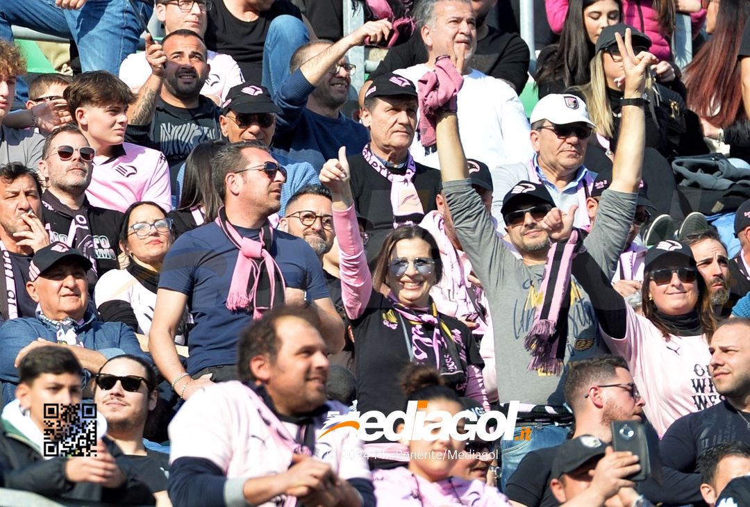 FOTOTIFO Palermo-Como 3-0, gli scatti ai tifosi al “Renzo Barbera” (GALLERY) - immagine 129