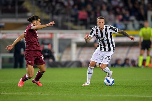 TURIN, ITALY - OCTOBER 02: Federico Bernardeschi of Juventus competes for the ball with Ricardo Rodriguez of Torino FC during the Serie A match between Torino FC v Juventus at Stadio Olimpico di Torino on October 02, 2021 in Turin, Italy. (Photo by Daniele Badolato - Juventus FC/Juventus FC via Getty Images) Toro News Award 2021/2022: vota il miglior granata della stagione!- immagine 2