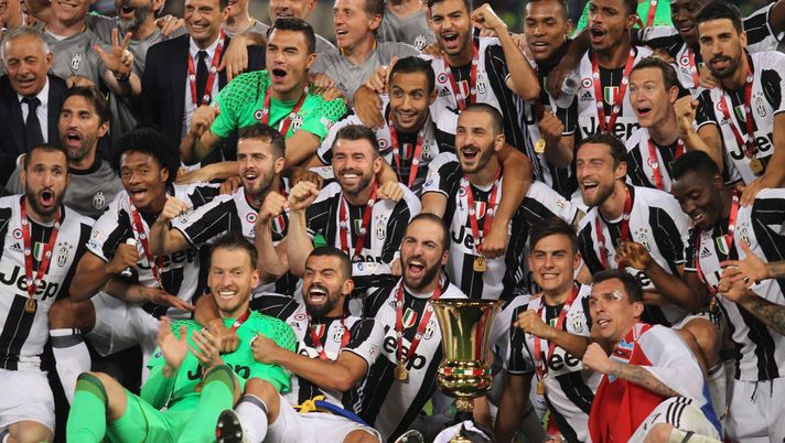 ROME, ITALY - MAY 17:  Giorgio Chiellini with his teammates of Juventus FC celebrates with the trophy after winning the TIM Cup Final match against SS Lazio and Juventus FC at Olimpico Stadium on May 17, 2017 in Rome, Italy.  (Photo by Paolo Bruno/Getty Images) 