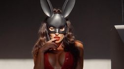 Lucia Javorcekova, lo shooting per Halloween è pazzesco: in versione gatta è da urlo