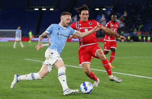 ROME, ITALY - MAY 07: Manuel Lazzari of SS Lazio is challenged by Tommaso Augello of UC Sampdoria during the Serie A match between SS Lazio and UC Sampdoria at Stadio Olimpico on May 07, 2022 in Rome, Italy. (Photo by Paolo Bruno/Getty Images) Sarri, emergenza infortuni: a rischio tre giocatori e poi c’è la Fiorentina- immagine 2