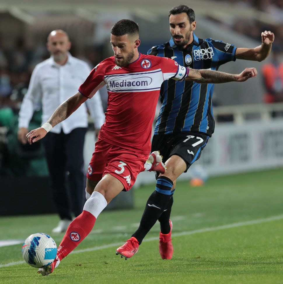 BERGAMO, ITALY - SEPTEMBER 11: Cristiano Biraghi of ACF Fiorentina is challenged by Davide Zappacosta of Atalanta BC during the Serie A match between Atalanta BC and ACF Fiorentina at Gewiss Stadium on September 11, 2021 in Bergamo, Italy. (Photo by Emilio Andreoli/Getty Images) BERGAMO, ITALY - SEPTEMBER 11: Cristiano Biraghi of ACF Fiorentina is challenged by Davide Zappacosta of Atalanta BC during the Serie A match between Atalanta BC and ACF Fiorentina at Gewiss Stadium on September 11, 2021 in Bergamo, Italy. (Photo by Emilio Andreoli/Getty Images)