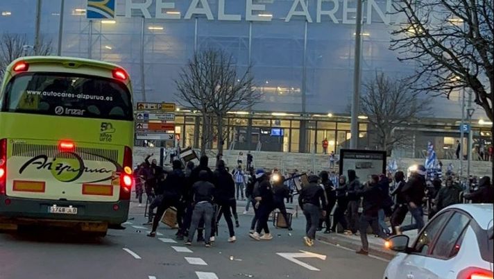 Real Sociedad-Roma, scontri allo stadio: gli spagnoli assaltano le navette – VIDEO - immagine 1