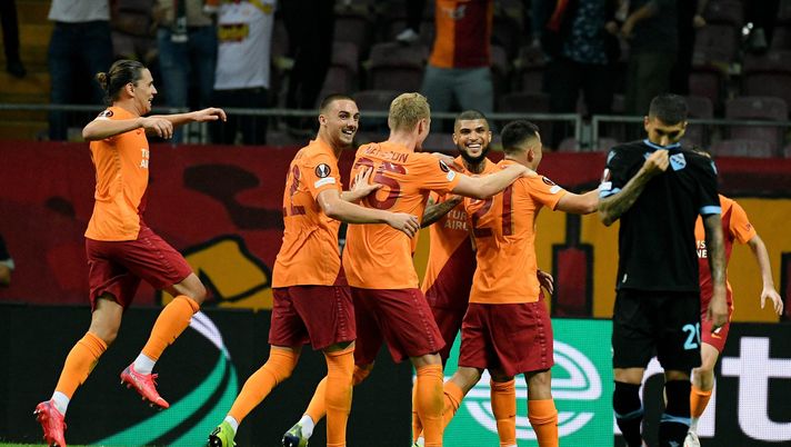 ISTANBUL, TURKEY - SEPTEMBER 16: Olimpiu Morutan of Galatasaray celebrates an opening goal with his team mates during the UEFA Europa League group E match between Galatasaray and Lazio Roma at Turk Telekom Arena on September 16, 2021 in Istanbul, Turkey. (Photo by Marco Rosi - SS Lazio/Getty Images) Fatih Terim alla squadra “Dovete riscattare il derby”: e il Galatasaray schianta il Marsiglia - immagine 1
