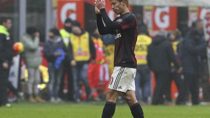 MILAN, ITALY - FEBRUARY 14:  Keisuke Honda of AC Milan shouts salutes the fans at the end of the Serie A match between AC Milan and Genoa CFC at Stadio Giuseppe Meazza on February 14, 2016 in Milan, Italy.  (Photo by Marco Luzzani/Getty Images) 