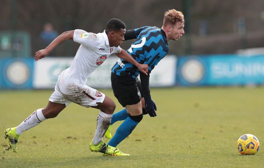 MILAN, ITALY - JANUARY 23: Tibo Persyn of FC Internazionale is challenged during the Primavera 1 TIM match between FC Internazionale U19 and Torino FC U19 at Suning Youth Development Centre in memory of Giacinto Facchetti on January 23, 2021 in Milan, Italy. (Photo by Emilio Andreoli - Inter/Inter via Getty Images) MILAN, ITALY - JANUARY 23: Tibo Persyn of FC Internazionale is challenged during the Primavera 1 TIM match between FC Internazionale U19 and Torino FC U19 at Suning Youth Development Centre in memory of Giacinto Facchetti on January 23, 2021 in Milan, Italy. (Photo by Emilio Andreoli - Inter/Inter via Getty Images)
