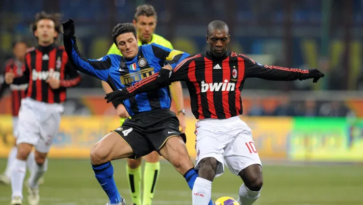 Javier Zanetti (ex capitano Inter), qui in un derby Inter-Milan contro Clarence Seedorf (Serie A 2008-2009) | AC Milan News (Getty Images)
