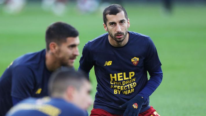 ROME, ITALY - MARCH 05: Henrikh Mkhitaryan warms-up ahead of the Serie A match between AS Roma and Atalanta BC at Stadio Olimpico on March 05, 2022 in Rome, Italy. (Photo by Paolo Bruno/Getty Images) CorSport: “Inter, manca solo la firma per Mkhitaryan. Il numero di maglia…” - immagine 1