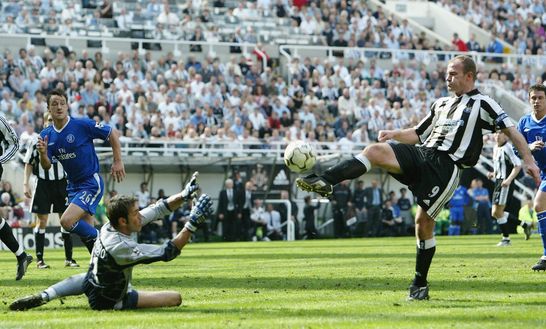 NEWCASTLE, ENGLAND - APRIL 25: Alan Shearer of Newcastle chips the ball over goalkeeper Marco Ambrosio of Chelsea during the FA Barclaycard Premiership match between Newcastle United and Chelsea at St. James Park on April 25, 2004 in Newcastle, England. (Photo by Laurence Griffiths/Getty Images) Shearer: “Il Newcastle può puntare alla Conference. Allo United servono almeno altri tre acquisti” - immagine 1