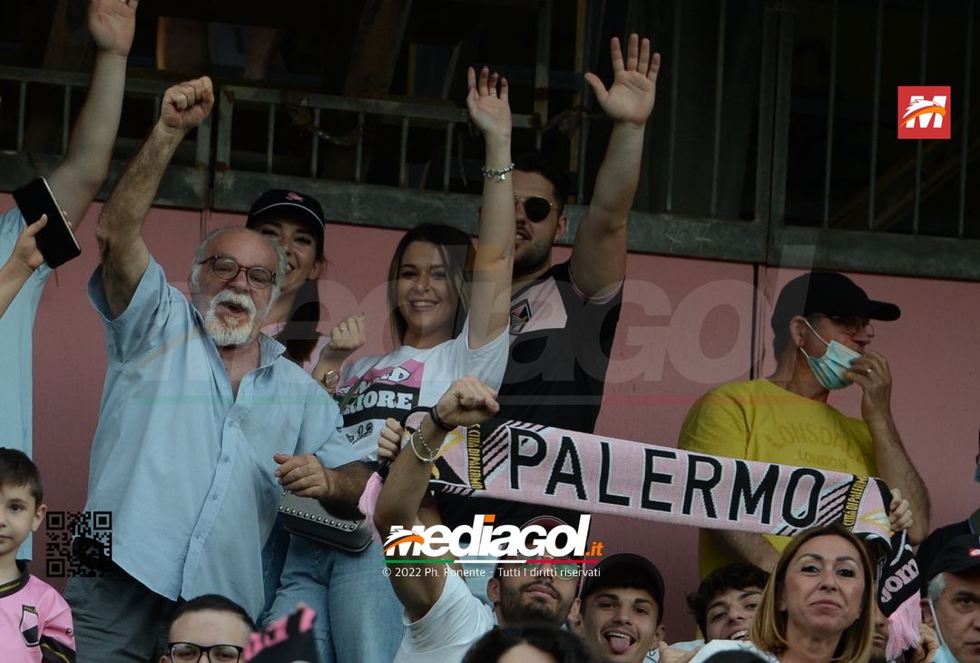 Fototifo, i tifosi allo stadio per Palermo-Feralpisaló 1-0 (gallery) - immagine 174
