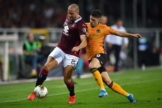 TURIN, ITALY - AUGUST 22: Lorenzo De Silvestri (L) of Torino is challenged by Ruben Vinagre of Wolverhampton Wanderers during the UEFA Europa League Playoffs 1st Leg match between Torino and Wolverhampton Wanderers at Stadio Olimpico on August 22, 2019 in Turin, Italy. (Photo by Valerio Pennicino/Getty Images) TURIN, ITALY - AUGUST 22: Lorenzo De Silvestri (L) of Torino is challenged by Ruben Vinagre of Wolverhampton Wanderers during the UEFA Europa League Playoffs 1st Leg match between Torino and Wolverhampton Wanderers at Stadio Olimpico on August 22, 2019 in Turin, Italy. (Photo by Valerio Pennicino/Getty Images)