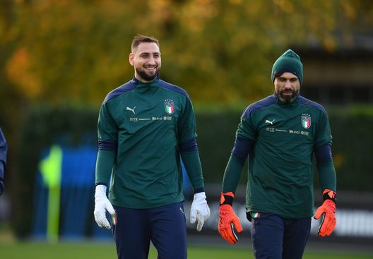 FLORENCE, ITALY - NOVEMBER 08: Gianluigi Donnarumma and Salvatore Sirigu of Italy in action during a Italy training session at Centro Tecnico Federale di Coverciano on November 08, 2021 in Florence, Italy. (Photo by Claudio Villa/Getty Images) sirigu