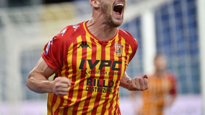 GENOA, ITALY - SEPTEMBER 26: Luca Caldirola of Benevento Calcio celebrates after scoring the second goal during the Serie A match between UC Sampdoria and Benevento Calcio at Stadio Luigi Ferraris on September 26, 2020 in Genoa, Italy. (Photo by Paolo Rattini/Getty Images) Infortunio Caldirola: si può operare, i tempi di recupero sono lunghi. Per Maggio… - immagine 1
