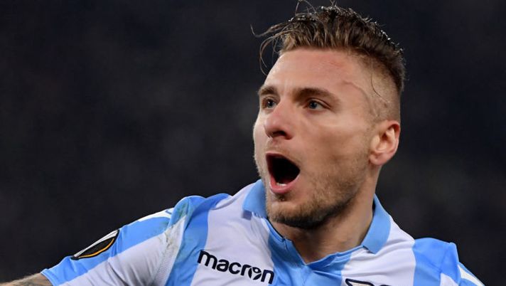 Lazio's midfielder from Italy Ciro Immobile celebrates after scoring during the UEFA Europa League quarter final first leg football match between SS Lazio and FC Salzburg on April 5, 2018 at the Olympic stadium in Rome. / AFP PHOTO / TIZIANA FABI (Photo credit should read TIZIANA FABI/AFP/Getty Images) Lazio, perché Immobile può essere un ottimo affare tra i top all’asta - immagine 1