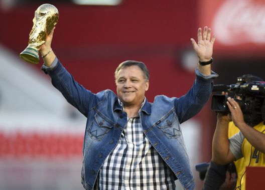 BUENOS AIRES, ARGENTINA - FEBRUARY 22: Former player of Independiente Daniel Bertoni, waves the fans with a soccer world cup trophy replica before a match between Independiente and Gimnasia y Esgrima La Plata as part of Superliga 2019/20 at Estadio Libertadores de America on February 22, 2020 in Buenos Aires, Argentina. (Photo by Marcelo Endelli/Getty Images) Bertoni: “Viola, Europa possibile. Gonzalez? Il prossimo anno…”- immagine 2