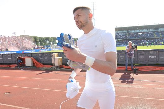 EMPOLI, ITALY - MAY 14: Guglielmo Vicario goalkeeper of Empoli FC greets the fans after during the Serie A match between Empoli FC and US Salernitana at Stadio Carlo Castellani on May 14, 2022 in Empoli, Italy. (Photo by Gabriele Maltinti/Getty Images) Vicario