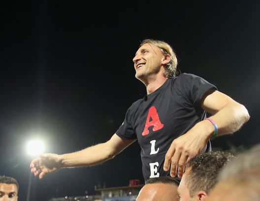  CROTONE, ITALY - MAY 28: Head coach of Crotone Davide Nicola celebrates after the Serie A match between FC Crotone and SS Lazio at Stadio Comunale Ezio Scida on May 28, 2017 in Crotone, Italy. (Photo by Maurizio Lagana/Getty Images) 