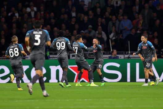 Photo by Dean Mouhtaropoulos/Getty Images Il Napoli stritola l’Ajax: 1-6 per gli azzurri, incredibile serata alla Cruijff Arena- immagine 2