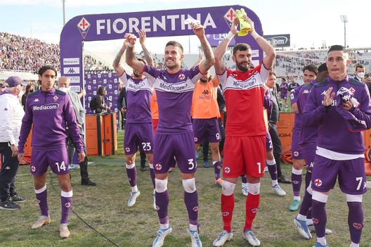  FLORENCE, ITALY - APRIL 16: All players of ACF Fiorentina greets the fans after during the Serie A match between ACF Fiorentina and Venezia FC at Stadio Artemio Franchi on April 17, 2022 in Florence, Italy. (Photo by Gabriele Maltinti/Getty Images) 