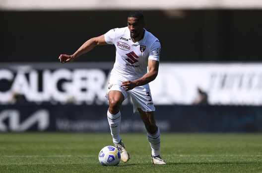 VERONA, ITALY - MAY 09: Bremer of Torino FC in action during the Serie A match between Hellas Verona FC and Torino FC at Stadio Marcantonio Bentegodi on May 09, 2021 in Verona, Italy. Sporting stadiums around Italy remain under strict restrictions due to the Coronavirus Pandemic as Government social distancing laws prohibit fans inside venues resulting in games being played behind closed doors. (Photo by Alessandro Sabattini/Getty Images) VERONA, ITALY - MAY 09: Bremer of Torino FC in action during the Serie A match between Hellas Verona FC and Torino FC at Stadio Marcantonio Bentegodi on May 09, 2021 in Verona, Italy. Sporting stadiums around Italy remain under strict restrictions due to the Coronavirus Pandemic as Government social distancing laws prohibit fans inside venues resulting in games being played behind closed doors. (Photo by Alessandro Sabattini/Getty Images)
