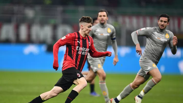MILAN, ITALY - JANUARY 13: Alexis Saelemaekers of AC Milan in action during the Coppa Italia match between AC Milan and Genoa CFC at Stadio Giuseppe Meazza on January 13, 2022 in Milan, Italy. (Photo by Claudio Villa/AC Milan via Getty Images)