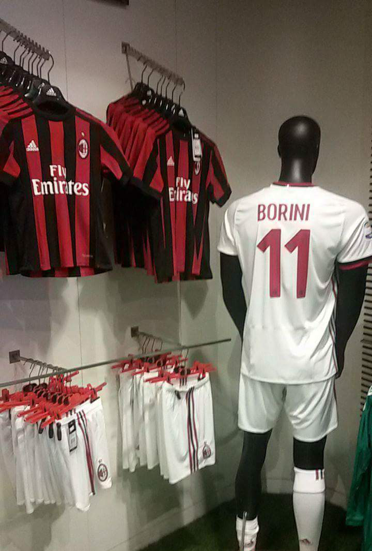 GALLERY PM – Le più belle foto di Borini al Milan Megastore - immagine 5