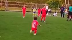 Vuole salutare il fratello ad ogni costo: la tenera invasione di campo di un bambino