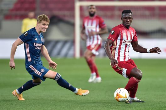 PIRAEUS, GREECE - MARCH 11: Mady Camara of Olympiakos and Martin Odegaard of Arsenal battle for possession during the UEFA Europa League Round of 16 First Leg match between Olympiacos and Arsenal at Karaiskakis Stadium on March 11, 2021 in Piraeus, Greece. Sporting stadiums around Europe remain under strict restrictions due to the Coronavirus Pandemic as Government social distancing laws prohibit fans inside venues resulting in games being played behind closed doors. (Photo by Milos Bicanski/Getty Images) PIRAEUS, GREECE - MARCH 11: Mady Camara of Olympiakos and Martin Odegaard of Arsenal battle for possession during the UEFA Europa League Round of 16 First Leg match between Olympiacos and Arsenal at Karaiskakis Stadium on March 11, 2021 in Piraeus, Greece. Sporting stadiums around Europe remain under strict restrictions due to the Coronavirus Pandemic as Government social distancing laws prohibit fans inside venues resulting in games being played behind closed doors. (Photo by Milos Bicanski/Getty Images)