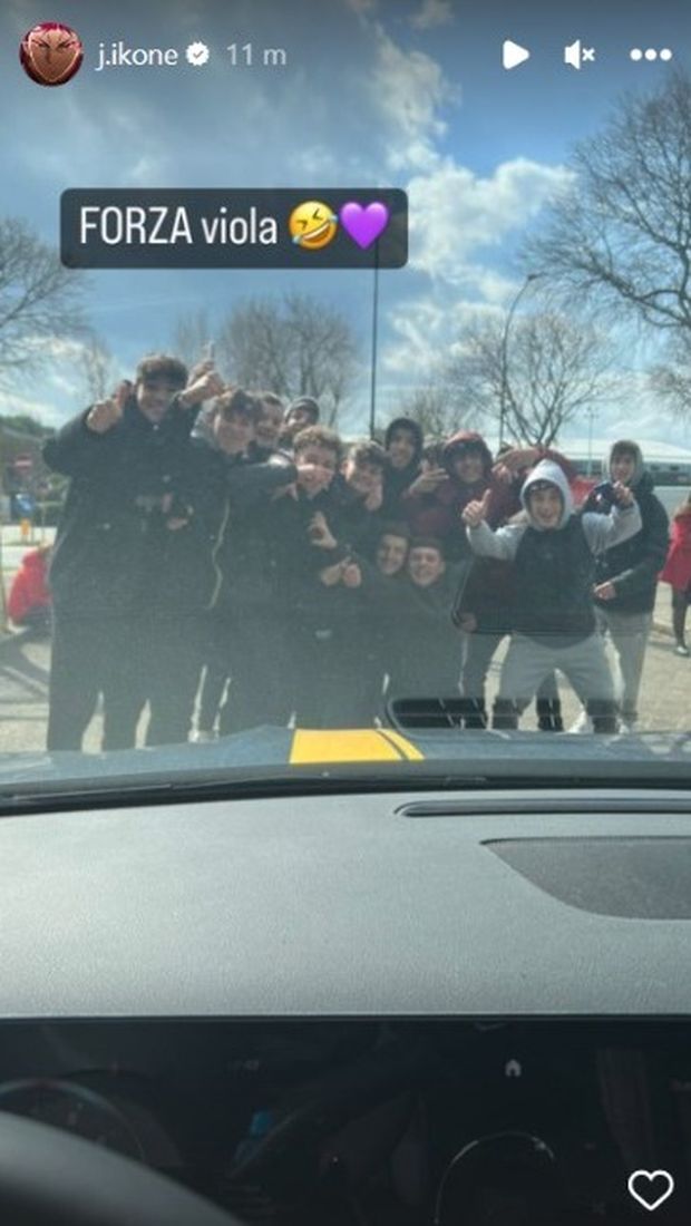 FOTO – Bagno di folla per Ikoné ai Campini: “Forza Viola”- immagine 2