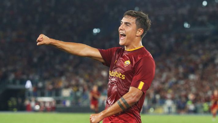 ROME, ITALY - AUGUST 30: Paulo Dybala of AC Monza celebrates after scoring their team's first goal during the Serie A match between AS Roma and AC Monza at Stadio Olimpico on August 30, 2022 in Rome, Italy. (Photo by Paolo Bruno/Getty Images) Sky:”Roma, nessun problema per Dybala: parte per Milano e si è allenato in gruppo” - immagine 1