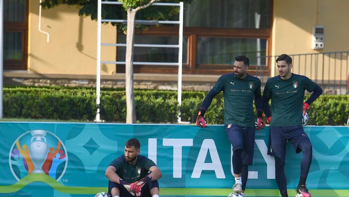 FLORENCE, ITALY - JUNE 18: Gianluigi Donnarumma, Salvatore Sirigu and Alex Meret of Italy looks on during a Italy training session at Centro Tecnico Federale di Coverciano on June 18, 2021 in Florence, Italy. (Photo by Claudio Villa/Getty Images) Trattativa avviata per Sirigu: sarà lui il vice Meret – Il Mattino - immagine 1