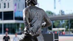 Rijkaard svela la statua: Johann Cruyff monumento nazionale, il suo numero 14 davanti all’ingresso dell’Arena